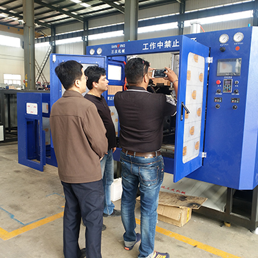 三慶:主攻旋轉(zhuǎn)式吹塑機(jī)